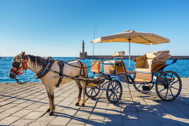 Άλογο μεταφορά για τη μεταφορά τουριστών στο παλιό λιμάνι των Χανίων στην Κρήτη - Φωτογραφία, εικόνα