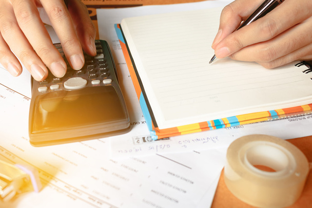 close up, homem de negócios ou advogado contador trabalhando em contas usando uma calculadora e escrever em documentos, foco suave
 - Foto, Imagem