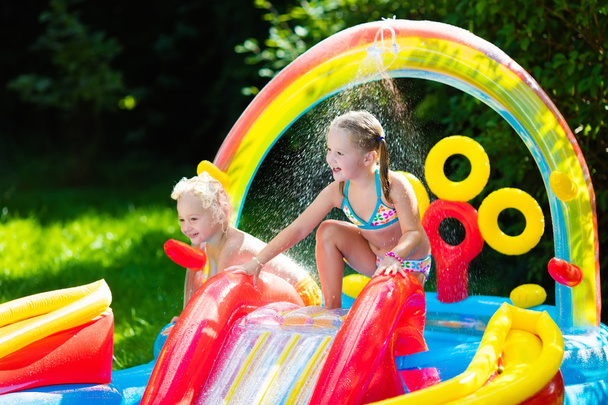 Crianças brincando na piscina inflável
 - Foto, Imagem