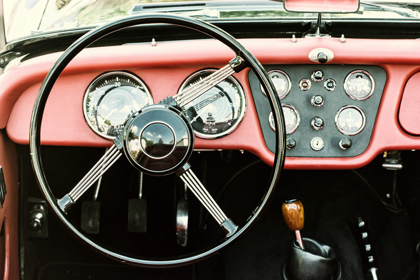 Volant et tableau de bord en voiture historique vintage, photo
 - Photo, image