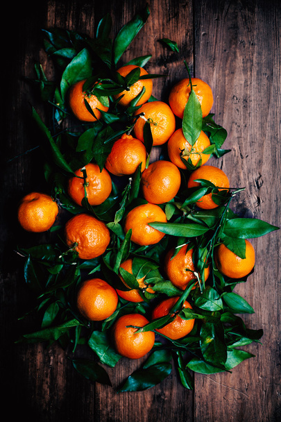 Свежие спелые мандарины с листьями
  - Фото, изображение