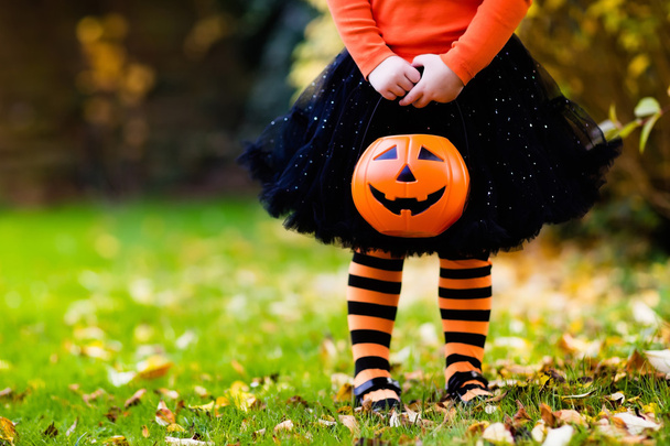 Pieni tyttö hauskaa Halloween karkki tai kepponen
 - Valokuva, kuva