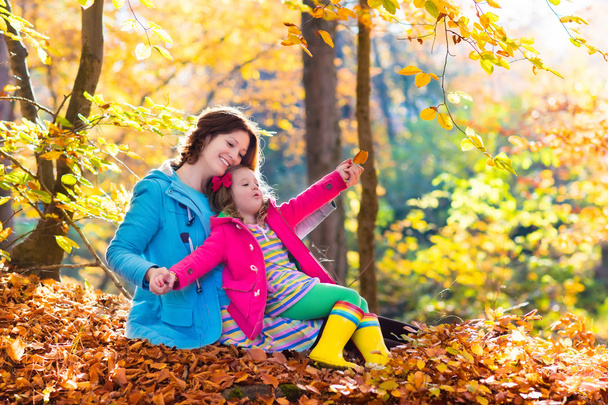 matka i dziecko w jesiennym parku - Zdjęcie, obraz