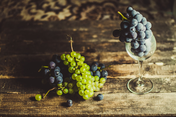 wino z winogron w szklance - Zdjęcie, obraz