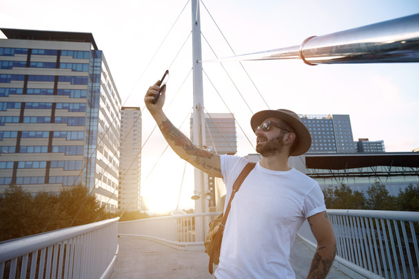 man taking selfie on city bridge - Fotografie, Obrázek