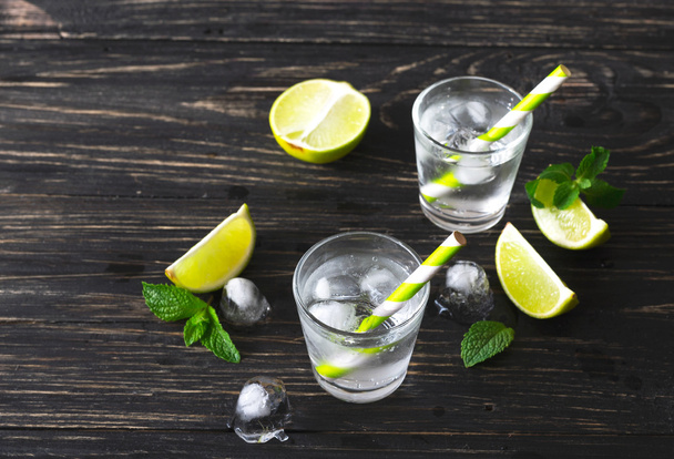 Cocktail with soda water, ice, lime and mint  - Фото, изображение