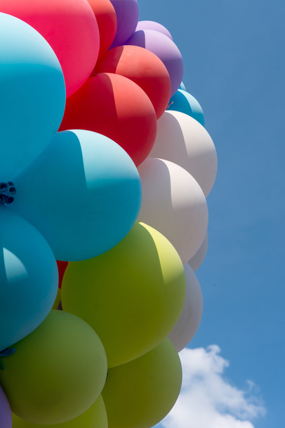viele Luftballons gegen den blauen Himmel - Foto, Bild