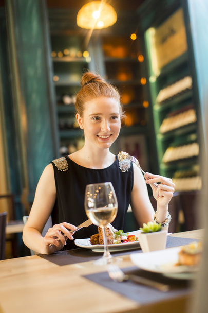 fiatal nő étteremben - Fotó, kép