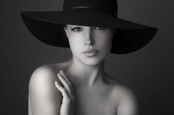 Frau mit schwarzem Hut - Foto, Bild