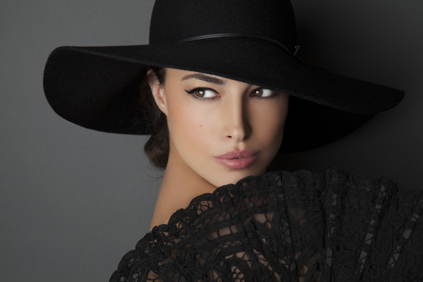 Женщина в черной шляпе
 - Фото, изображение