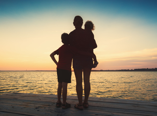 Sylwetka rodziny oglądanie sea zachód słońca - Zdjęcie, obraz