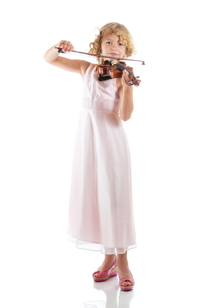 Chica tocando un violín sobre fondo blanco
 - Foto, imagen