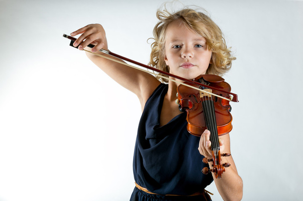 Dívka hraje na housle na bílém - Fotografie, Obrázek
