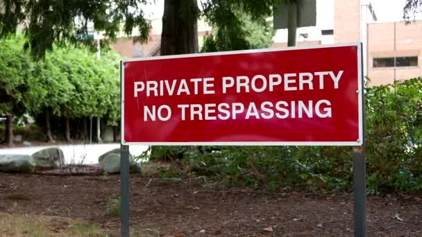 Znak zakaz wstępu na drodze własności prywatnej - Materiał filmowy, wideo