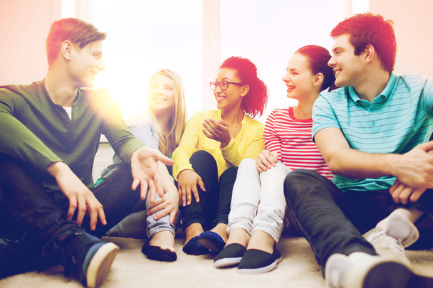 cinco adolescentes sonrientes divirtiéndose en casa
 - Foto, Imagen