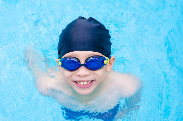 Junge glücklich im Schwimmbad - Foto, Bild