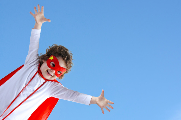 Süper kahraman çocuk kızı havada uçar - Fotoğraf, Görsel
