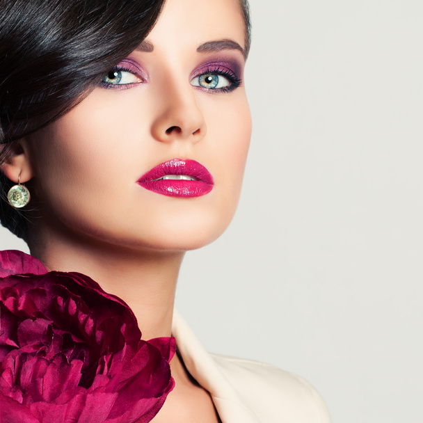 Closeup portret van mooie vrouw Fashion Model met make-up een - Foto, afbeelding