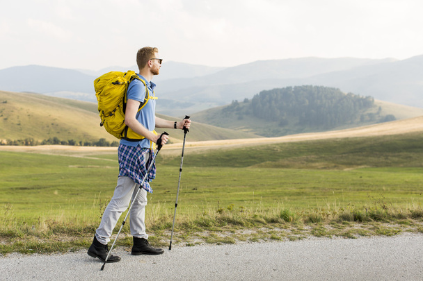 Young man hiking - Foto, imagen