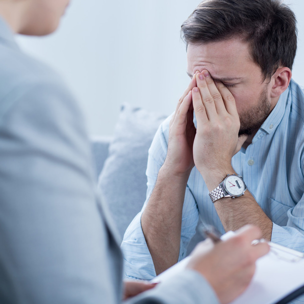 Man crying during psychotherapy - Foto, afbeelding