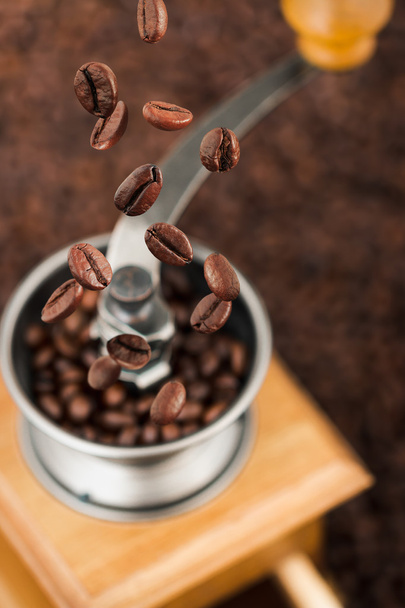 кавова крапля з старовинною ручною кавоваркою
 - Фото, зображення