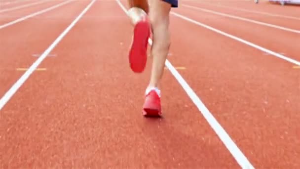 Überwachungskamera der Schuhe eines Bahnläufers / Athleten, der in einer Linie läuft - Filmmaterial, Video