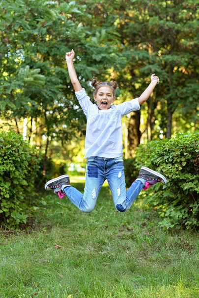 Little girl jumps  - Fotoğraf, Görsel