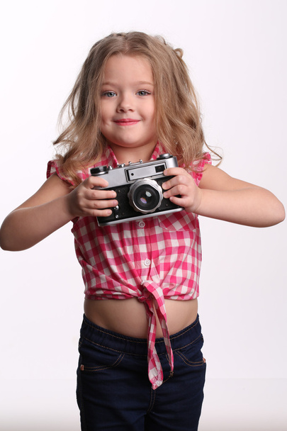 Malá holčička s kamerou. Zavři to. Bílé pozadí - Fotografie, Obrázek