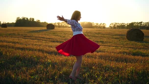 girl spinning a beautiful dress at sunset - Footage, Video