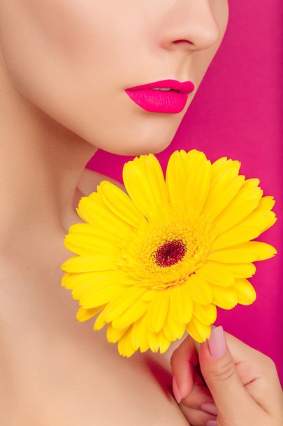 Mode beauté modèle fille avec des fleurs
 - Photo, image