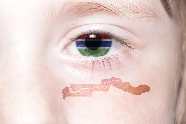 menselijk gezicht met nationale vlag en kaart van Gambia. - Foto, afbeelding