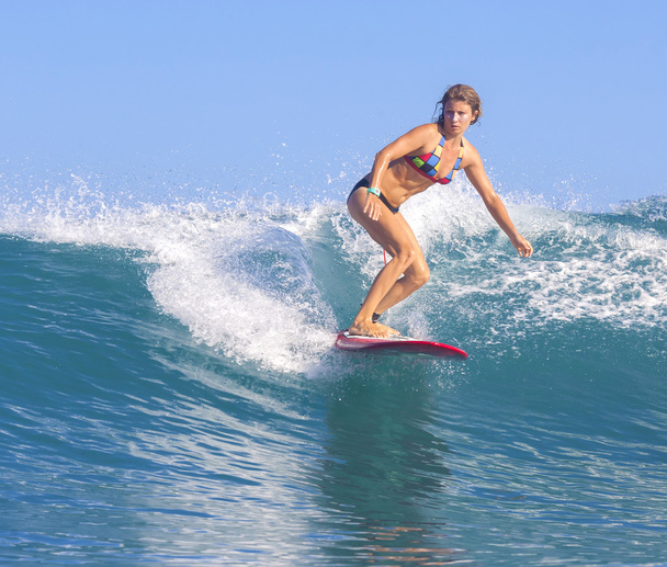 Surfer girl on Amazing Blue Wave - Φωτογραφία, εικόνα