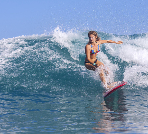 Surfeuse sur Amazing Blue Wave
 - Photo, image