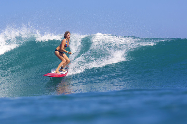 Surfer girl on Amazing Blue Wave - Foto, imagen