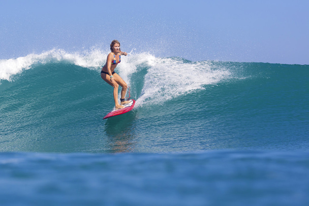 Surfer girl on Amazing Blue Wave - Φωτογραφία, εικόνα