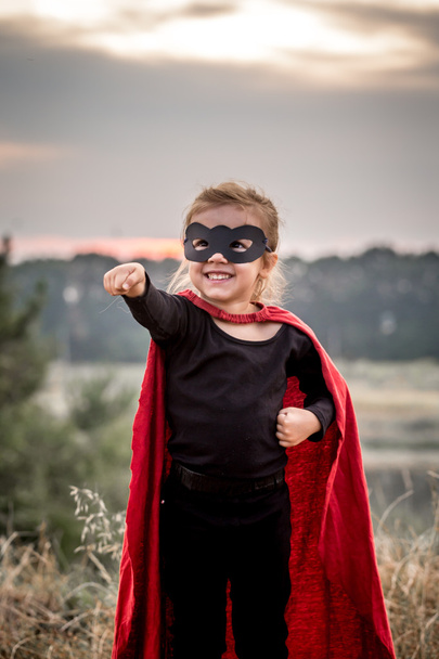маленька дівчинка в образі супергероя
 - Фото, зображення