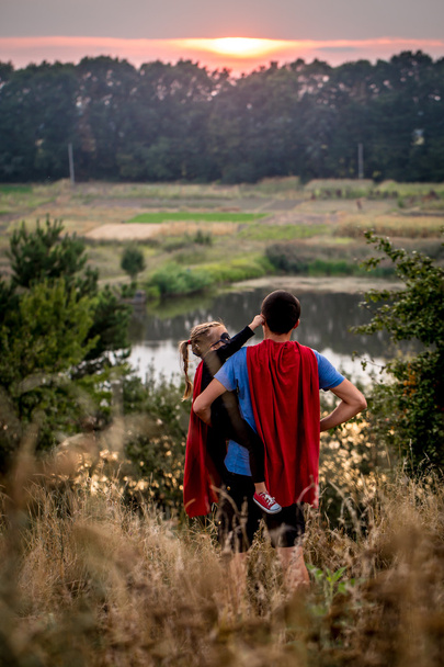 маленькая девочка с папой, одетая в супергероев, счастливая любящая семья
 - Фото, изображение