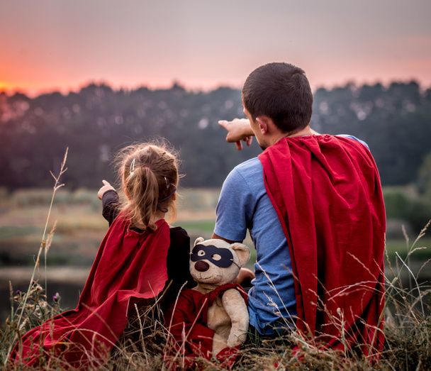 маленькая девочка с папой, одетая в супергероев, счастливая любящая семья
 - Фото, изображение
