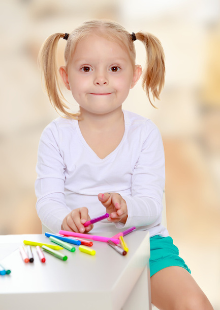 La chica dibuja con marcadores
 - Foto, imagen