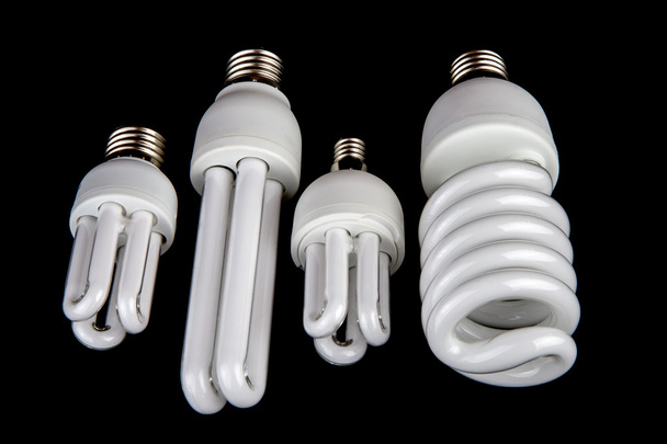 Seleção de lâmpadas economizadoras de energia em um fundo preto
 - Foto, Imagem