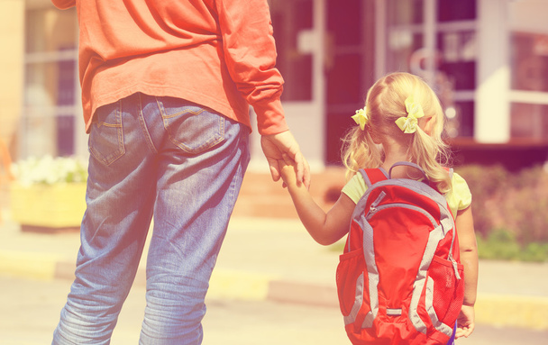 vader van dochtertje wandelen naar school of kinderdagverblijf - Foto, afbeelding