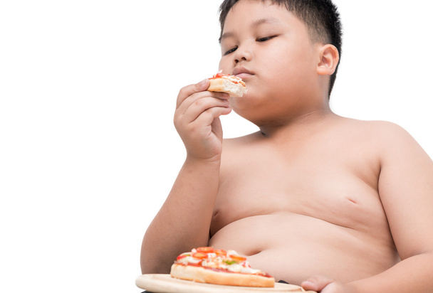 Pizza de mariscos en mano niño gordo obeso
 - Foto, imagen