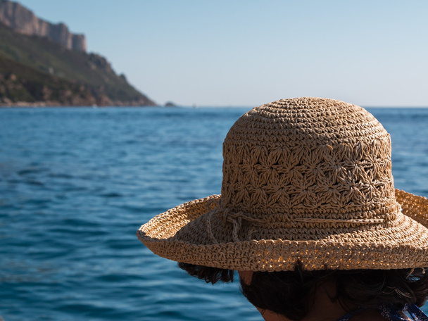 麦わら帽子: 太陽夏には海に近い保護 - 写真・画像