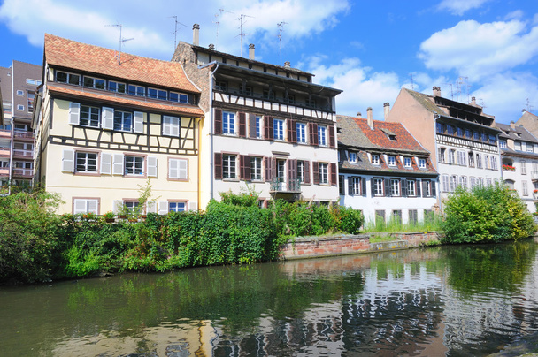 Näkymä joelta matkailualue "Petite France" Strasbourgissa, Ranskassa heijastuksia vedessä
 - Valokuva, kuva