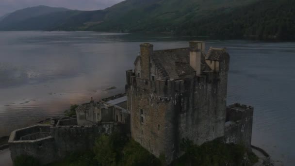 vista al atardecer del castillo de Eilean Donan
 - Imágenes, Vídeo