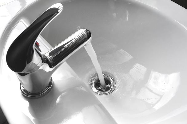 İle akan suyun bir lavabo musluk - Fotoğraf, Görsel