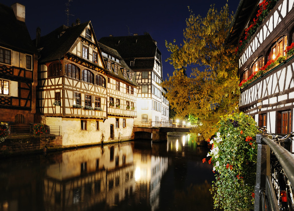 Vista nocturna de la zona de Petit France en Estrasburgo en verano
 - Foto, imagen