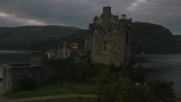  eilean donan castle mit menschen wandern - Filmmaterial, Video