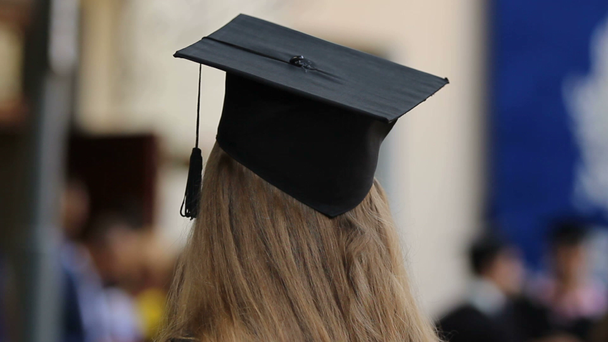 若いスマート女性大学、高等教育、将来の成功を卒業 - 映像、動画
