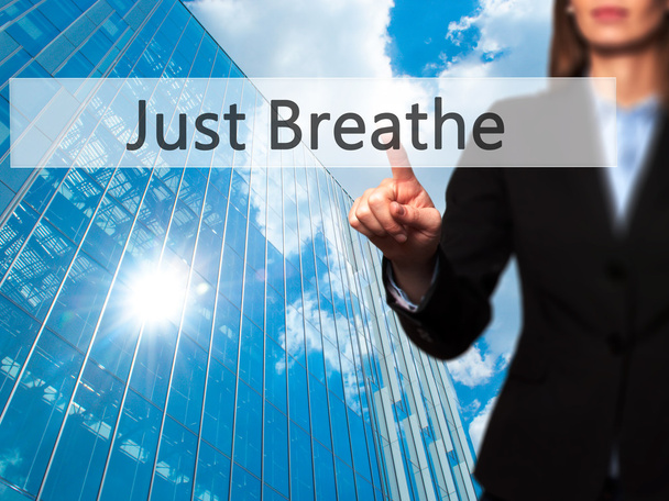 einfach atmen - Geschäftsfrau drückt moderne Tasten auf einem virtu - Foto, Bild